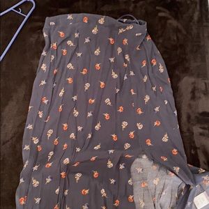 Maxi skirt with slit on the side